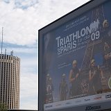 50 reklama zawodow triathlonowych,na drugim planie slynny hotel Concorde La Fayette